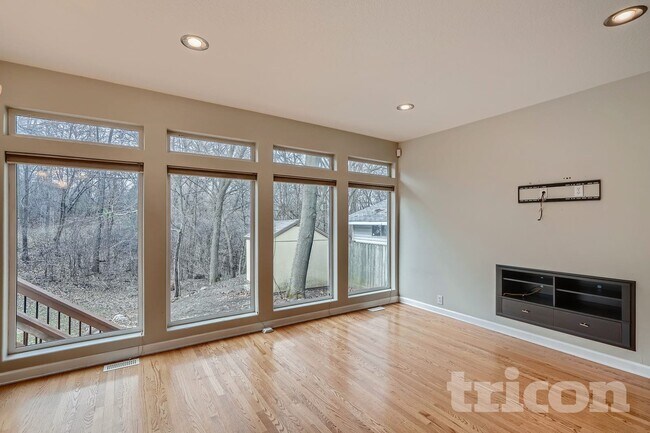 Foto del edificio - 2296 Highwood Ave E