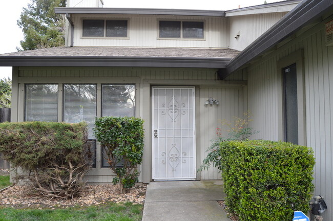 Building Photo - Spacious 3 bedroom 2 bath home in Sacramento!