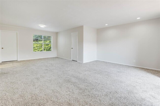 Building Photo - 6620 Eastridge Dr
