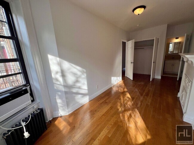 Building Photo - 3BR 2BA Bedstuy Townhouse Original Details & Modern Updates