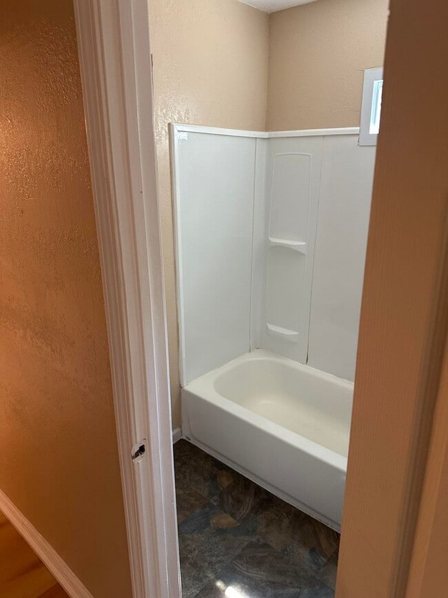 Building Photo - Newly Remodeled 2 Bed 1 Bath home!