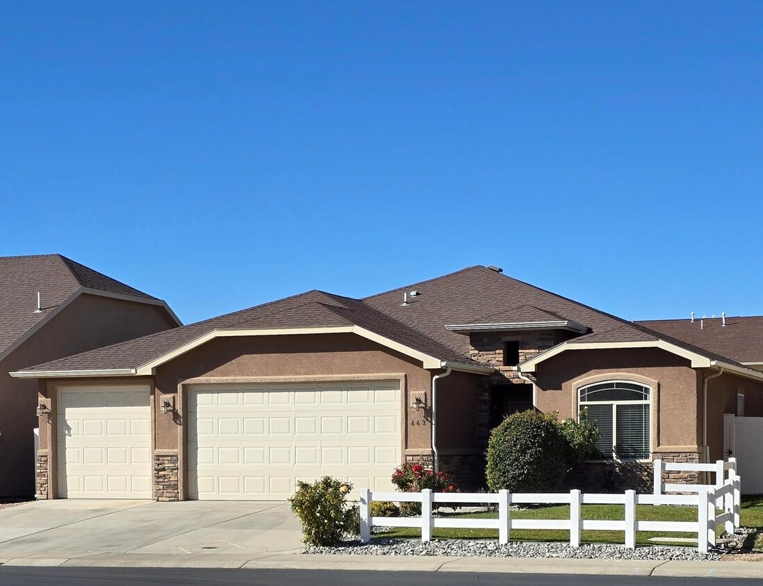 Primary Photo - Beautiful 4 bedroom, 2 bath, 3 car garage ...