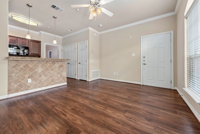 Foto del edificio - AUGUST PRE-LEASE!!!  Spacious 1 Bed, 1 Bat...