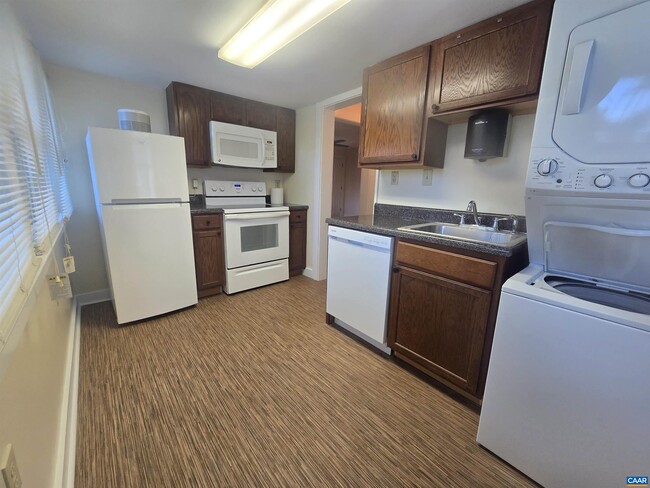 Building Photo - 142 Carlton Rd