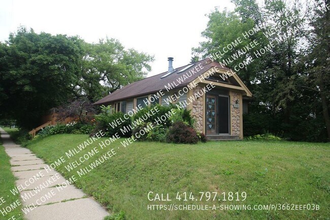 Building Photo - Gorgeous 2 Bedroom Single Family Home In C...