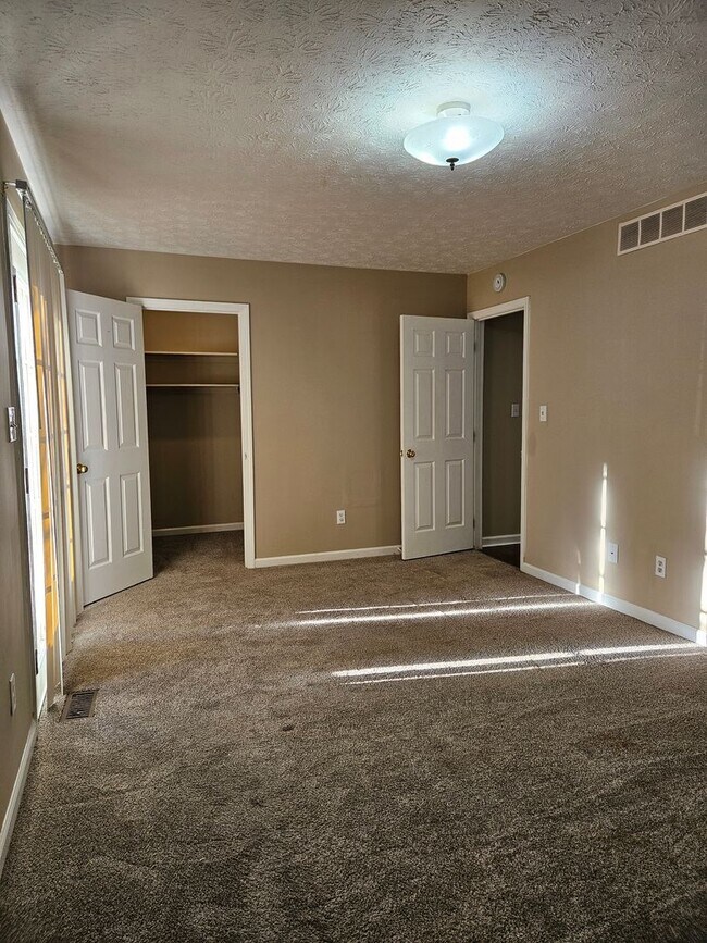 Foto del edificio - Scoop this 2 bedroom duplex up before someone else does!