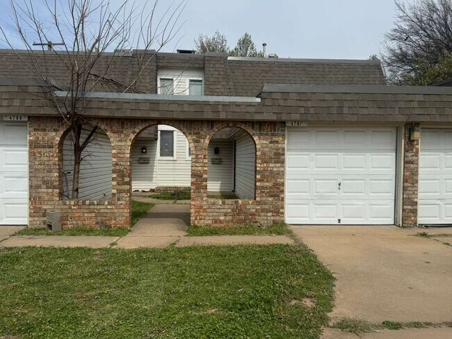 Foto del edificio - Spacious, Updated & Cute Home Near Lake Hefner in Close Proximity to Shopping & Dining
