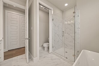 Building Photo - 1504 Hussion St