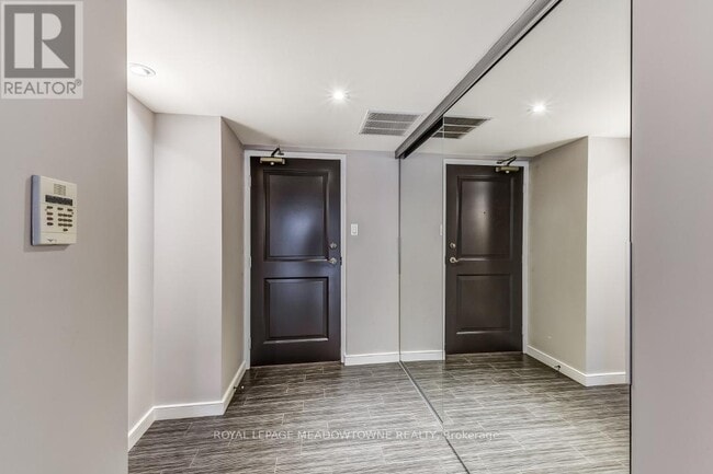 Building Photo - 30 Wellington St E