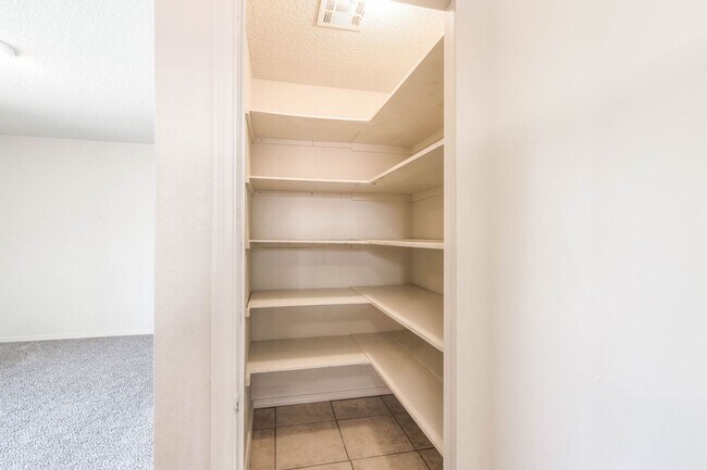 Foto del edificio - 3 Bed 1.5 Bath Home in Tulsa! (38th & Garn...
