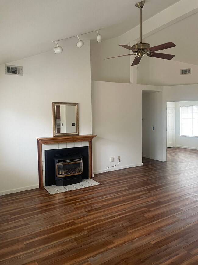 Building Photo - 4 BED 3 BATH NEAR SIMPSON COLLEGE & LEMA R...
