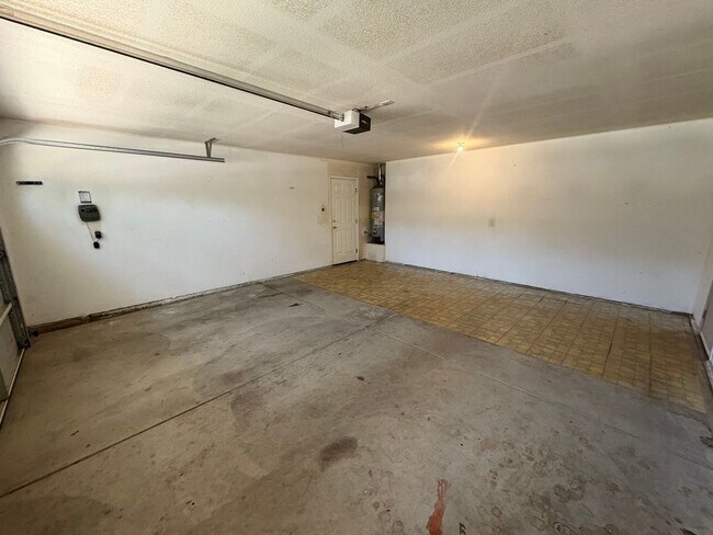Foto del edificio - Corner lot home in NE Visalia Available Now!
