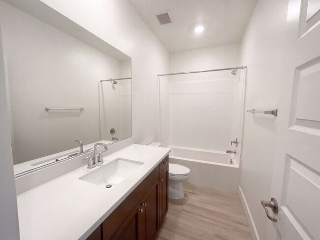 Foto del edificio - 7962 Carraway Dr