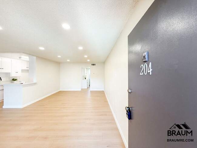Foto del edificio - 6041 Whitsett Ave