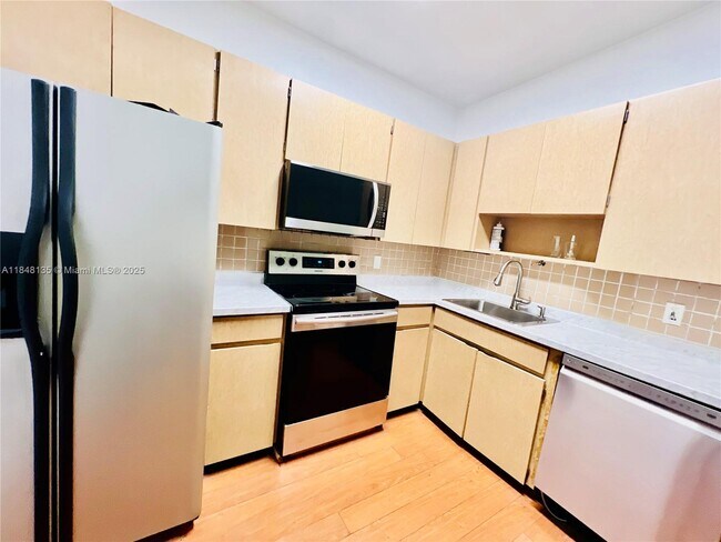 Foto del edificio - 13935 NE 16th Ct
