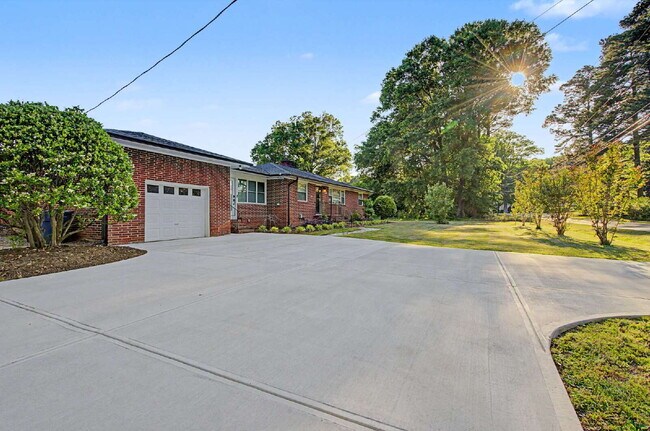 Building Photo - Charming 3-Bed/2.5-Bath Ranch in Durham