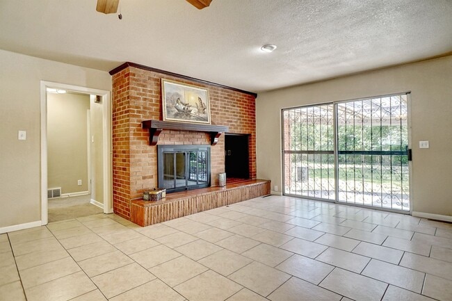 Building Photo - Adorable Cottage