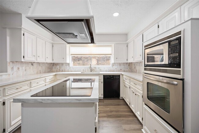 Foto del edificio - 14143 Hillvale Dr