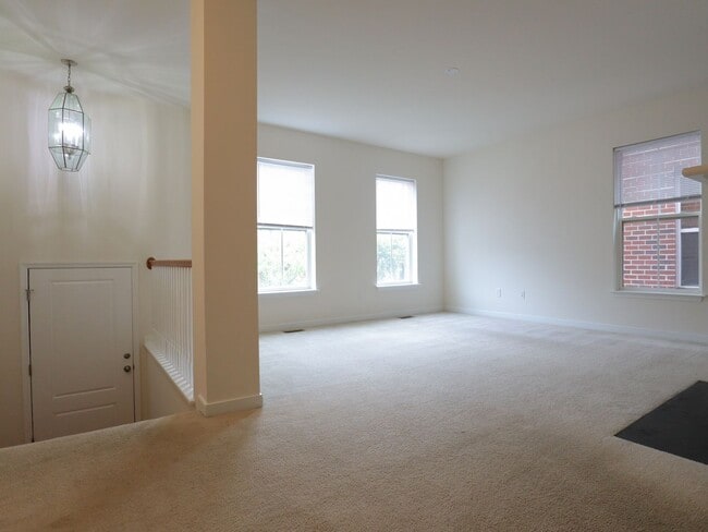 Building Photo - City Living with Parking: 4-Bedroom Townho...