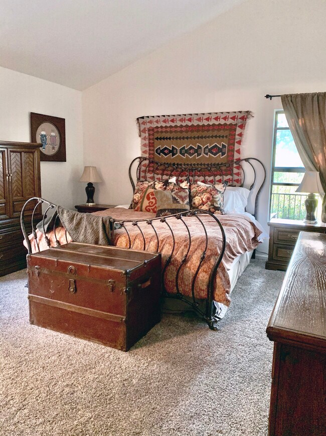 Amplio dormitorio principal - 1413 Coyote Rd