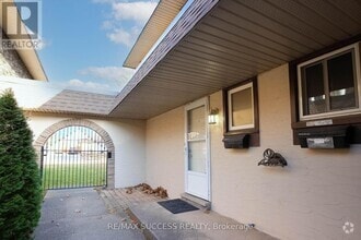 Building Photo - 4230-4230 Meadowvale Dr
