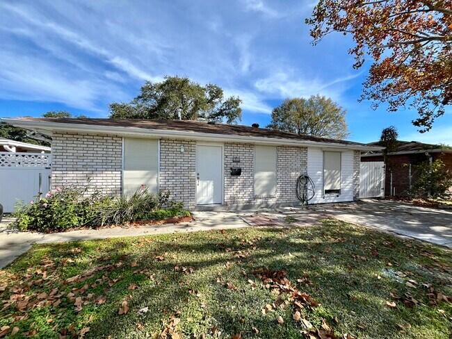 Photo - 1021 Sandalwood Dr House