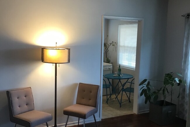 Cozy 2 Bedroom - 1723 Delaware Ave