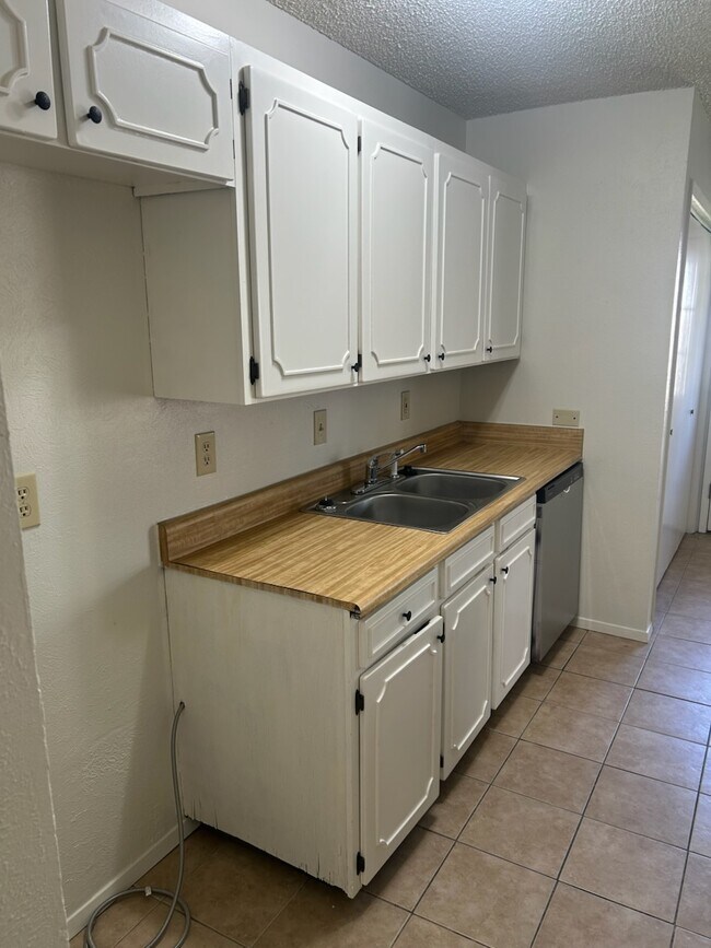 Foto del edificio - 420 Fox Dr