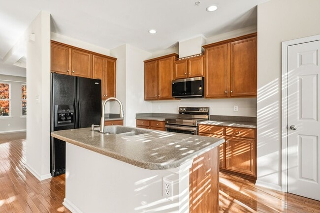 Building Photo - Bright and Spacious 3-Bed Home Near Homest...