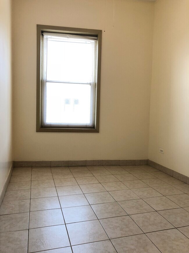 Bedroom with Closet - 1425 W Wilson Ave