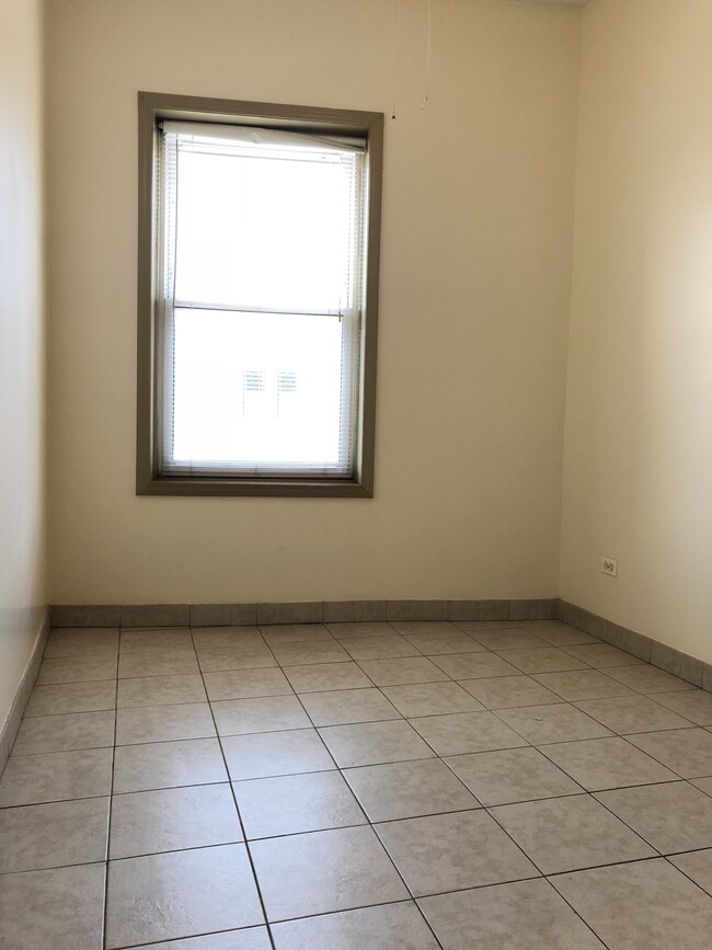 Bedroom with Closet - 1425 W Wilson Ave