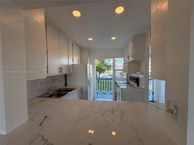 Foto del edificio - 2223 Park Ln