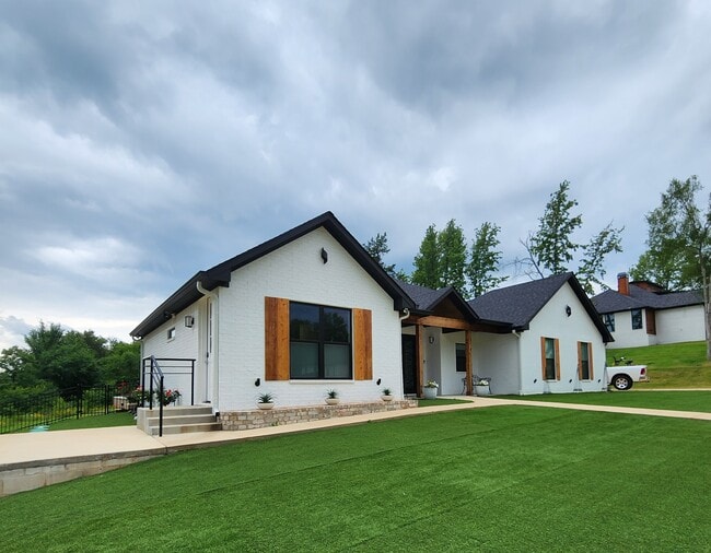 Building Photo - 12237 Hackberry Holw Dr