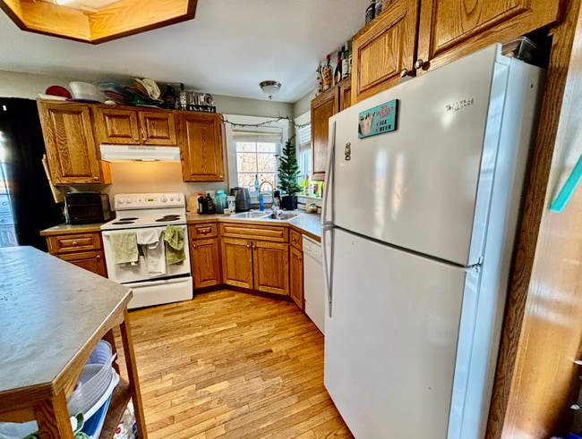 Photo du bâtiment - 4-Bedroom/ 3-Bathroom Apartment for Rent – Available June 1st