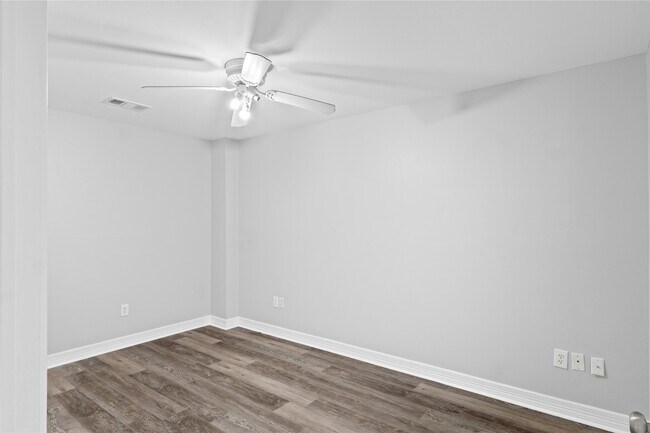 Foto del edificio - 8019 Farm to Market 517 Rd W