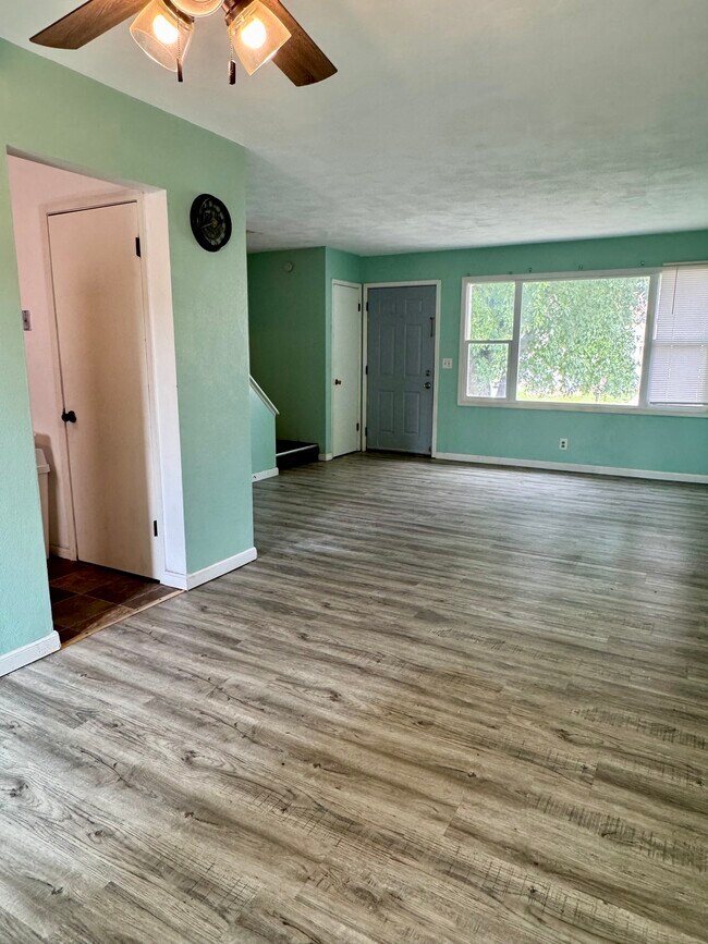Building Photo - 629 W 64th St