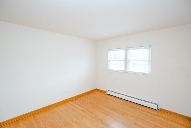Building Photo - Great Cicero 1 Bed w/Heat, Hdwd FLoors & A...