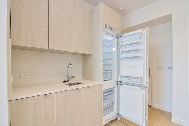 Building Photo - Concourse