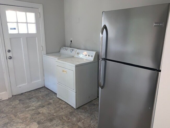 Building Photo - Adorable Two Bedroom Duplex in Plaza Midwo...