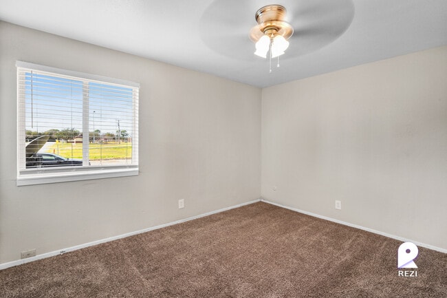 Building Photo - 2602 21st St N