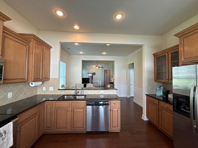 Building Photo - End unit in Waters Edge Community in Belmont!