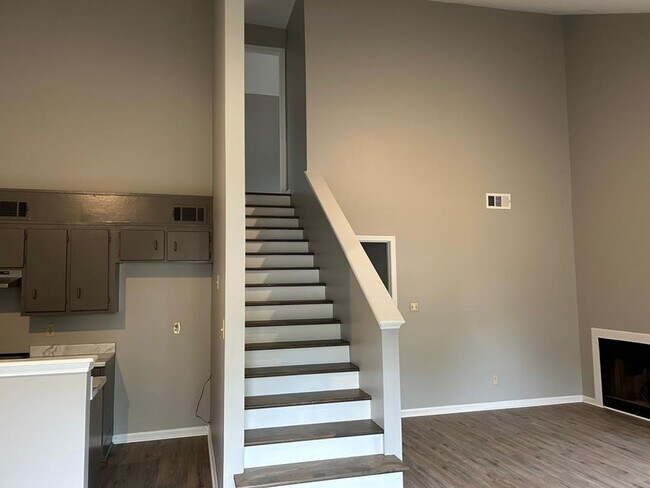 Building Photo - 3 Bedroom Condo in Country Club