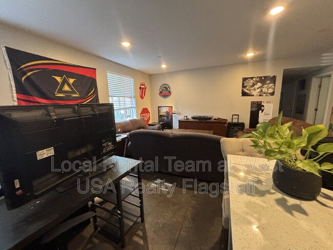 Building Photo - 522 S Fountaine St