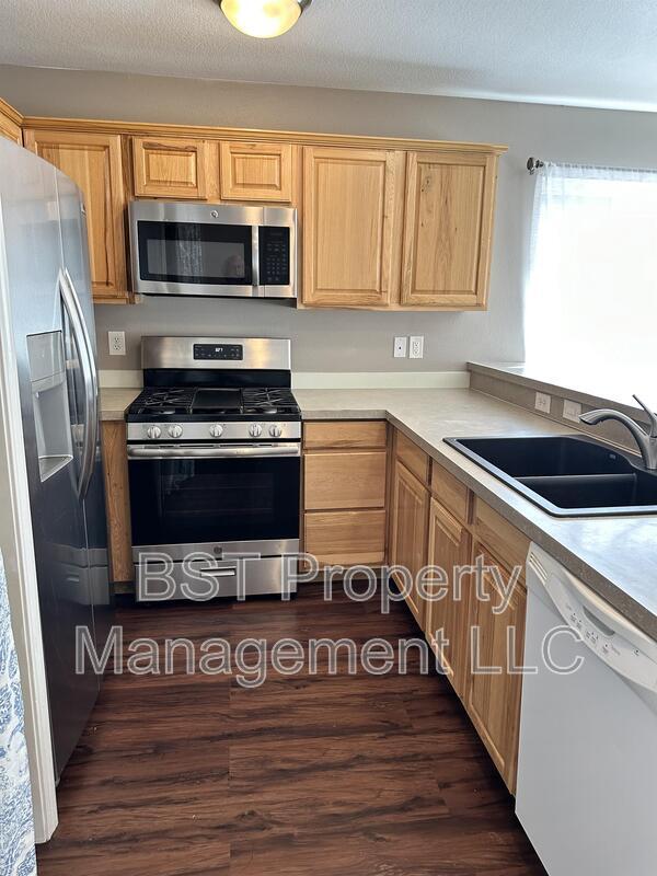 Building Photo - 227 Pioneer Dr