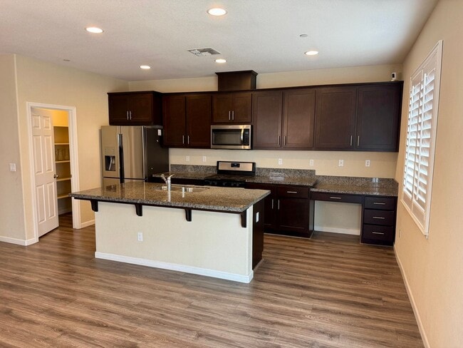 Foto del edificio - Spacious 4 Bedroom 3 1/2 Bath Home Available Now