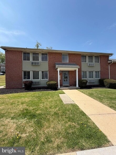 Building Photo - 250 Tanglewood Ln
