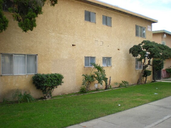 Building Photo - 1676 E Kingsley Ave