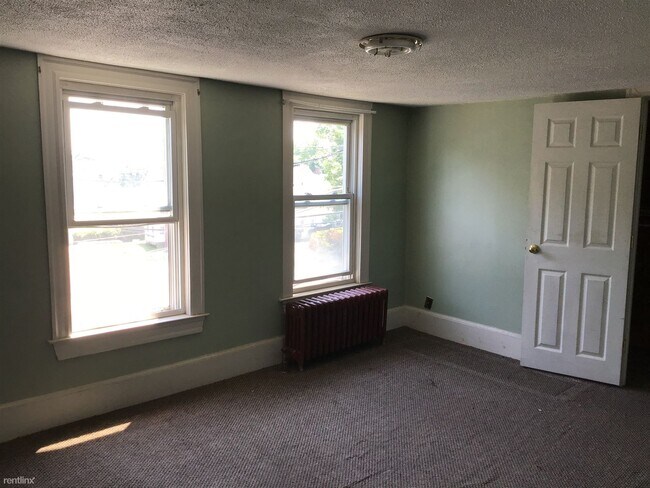 Foto del edificio - 3 br, 1 bath Duplex - 285 Nahatan Street 2