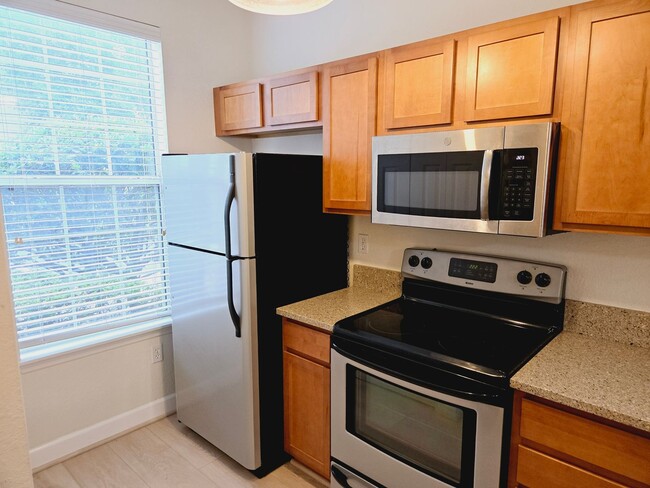 Building Photo - 2BR/2.5BA furnished townhome in a gated co...