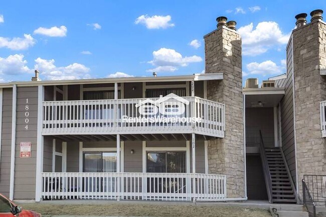 Foto del edificio - Nicely Updated 3 Bed/ 2 Bath Condo with Fireplace and In-Unit Laundry